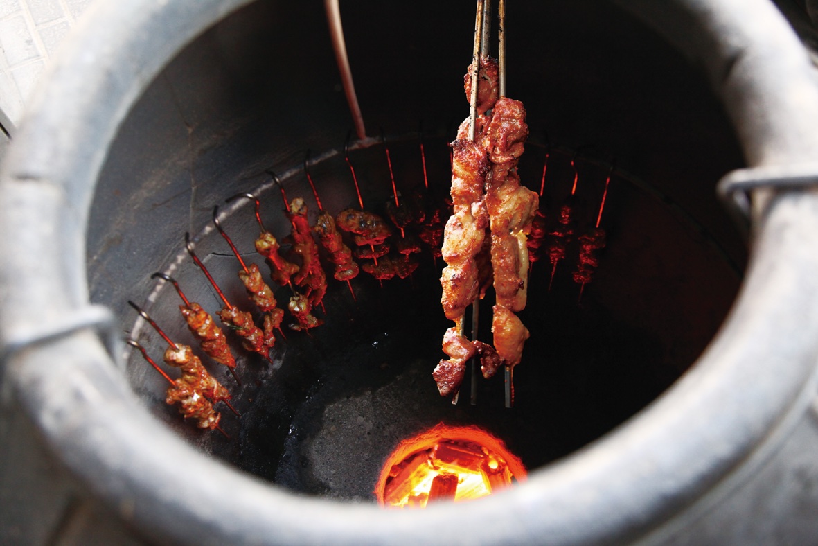 『鸣记』使用先进吊缸烤炉,让烤串们远离烟尘和污染,在吊缸里悠然享受